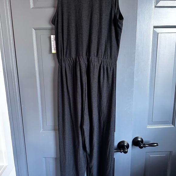 BREATH ON - Sleeveless Black Jumpsuit
Old Navy Active
Size M - Picture 6 of 8